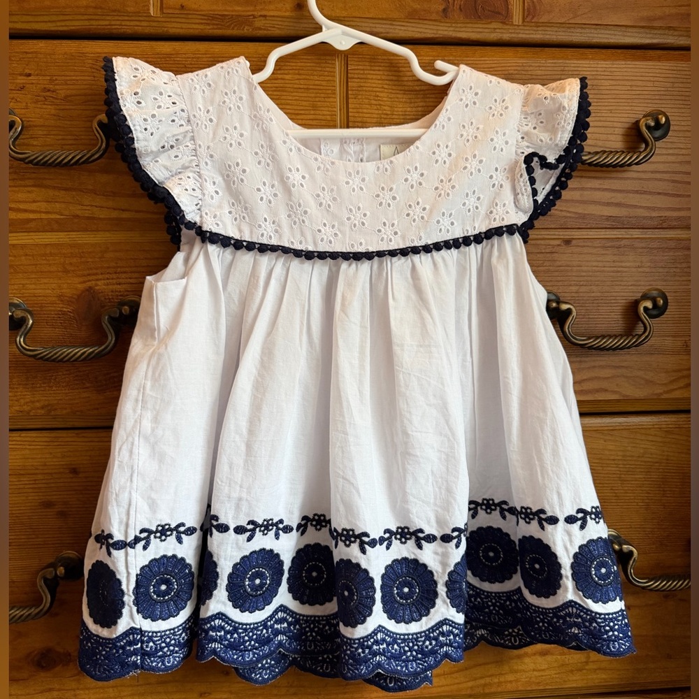 Joie white tunic top featuring blue floral embroidery size 7/8